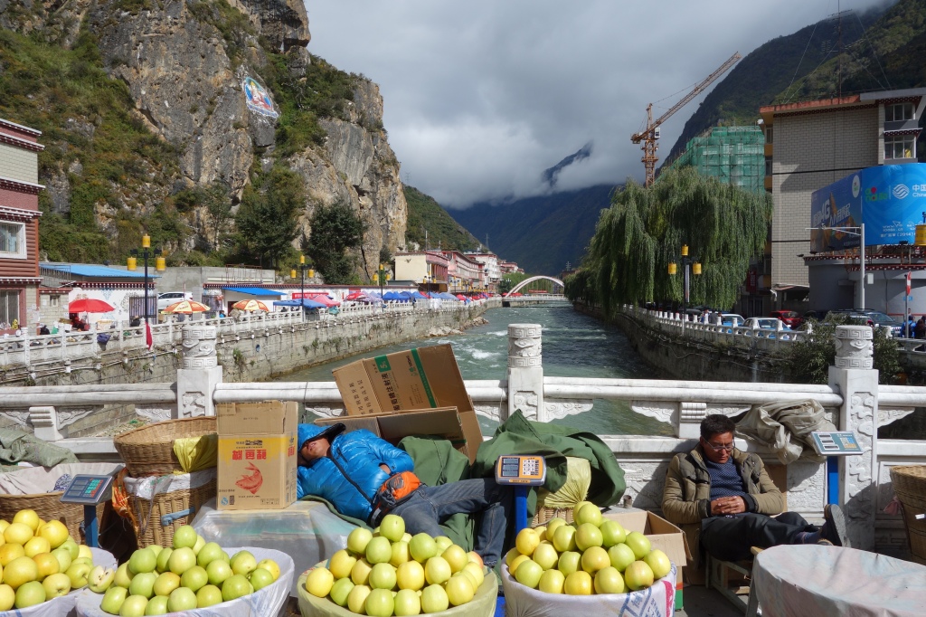 Fruit sellers in Kangding